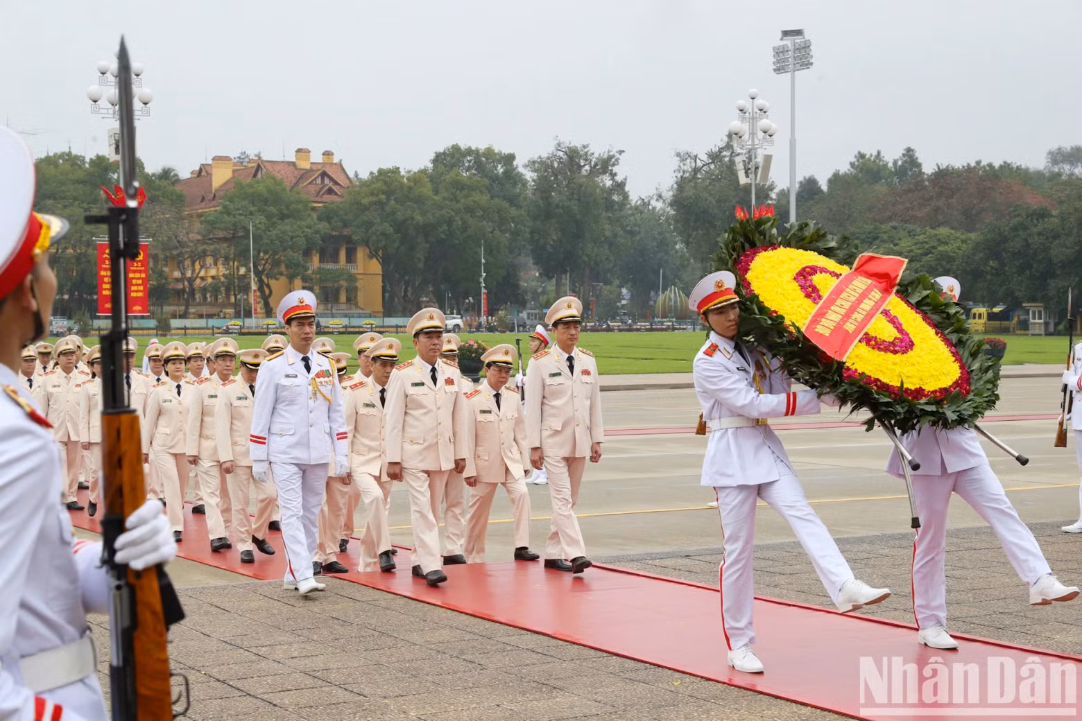 The delegation of the Central Public Security Party Committee under the Ministry of Public Security pay tribute to President Ho Chi Minh. The delegation of the Central Public Security Party Committee under the Ministry of Public Security pay tribute to President Ho Chi Minh.