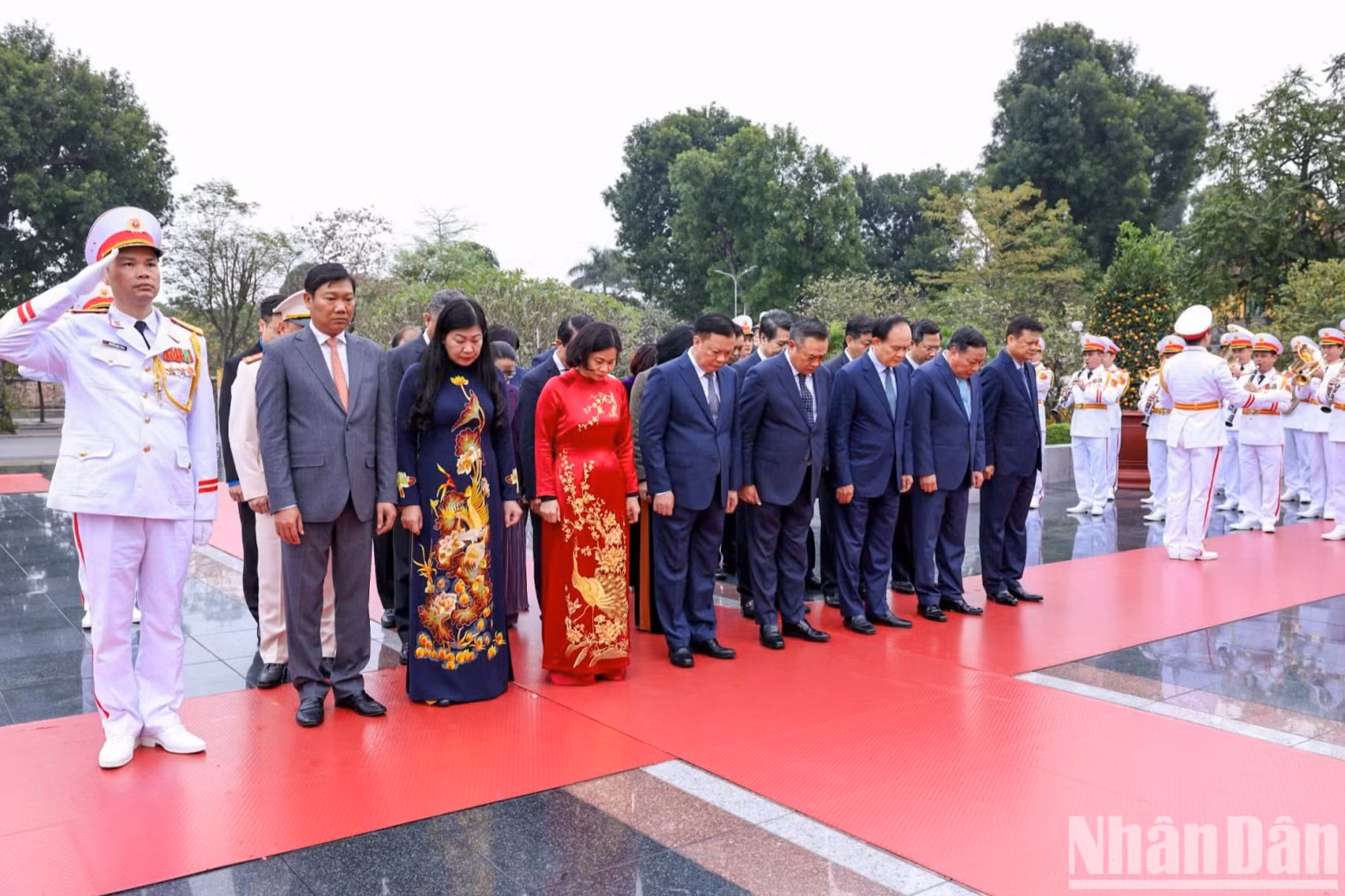 The delegation of Hanoi City pay tribute to heroic fallen soldiers. The delegation of Hanoi City pay tribute to heroic fallen soldiers.