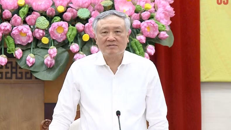 Deputy PM Nguyen Hoa Binh speaks at the working session.