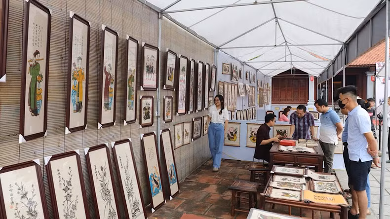 The event attracts large numbers of visitors.