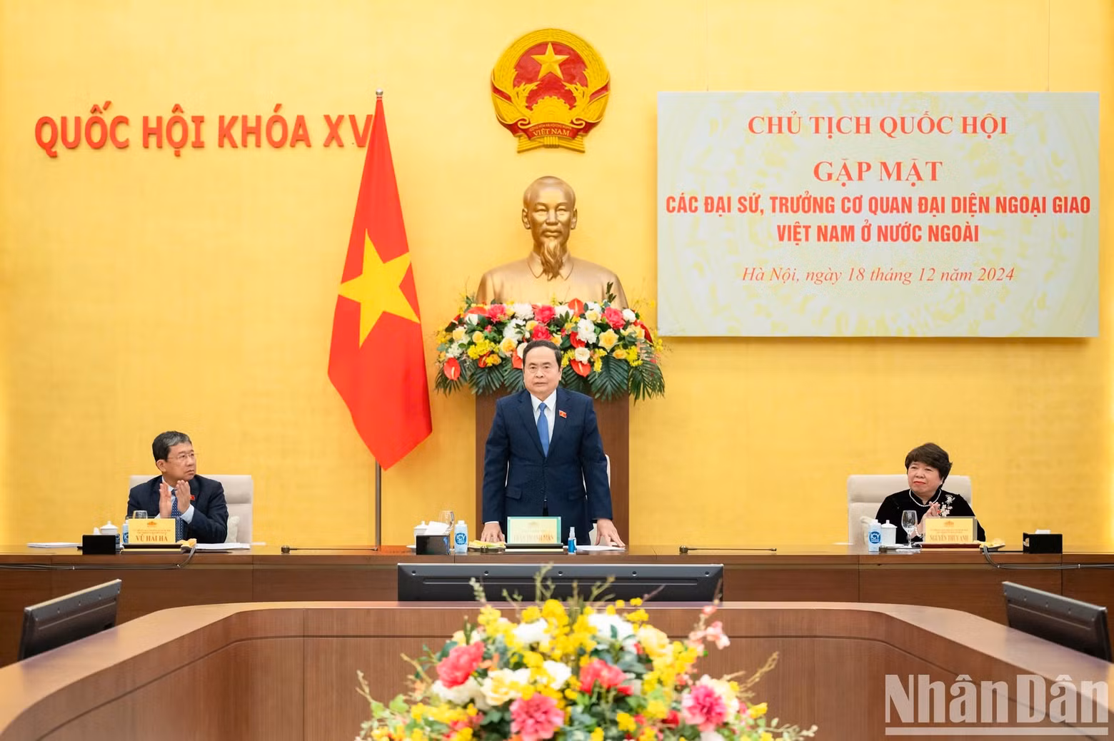 NA Chairman Tran Thanh Man speaks at the meeting.