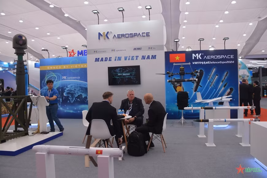 Foreign partners are interested in the products displayed by MK Aerospace at the expo. Foreign partners are interested in the products displayed by MK Aerospace at the expo.