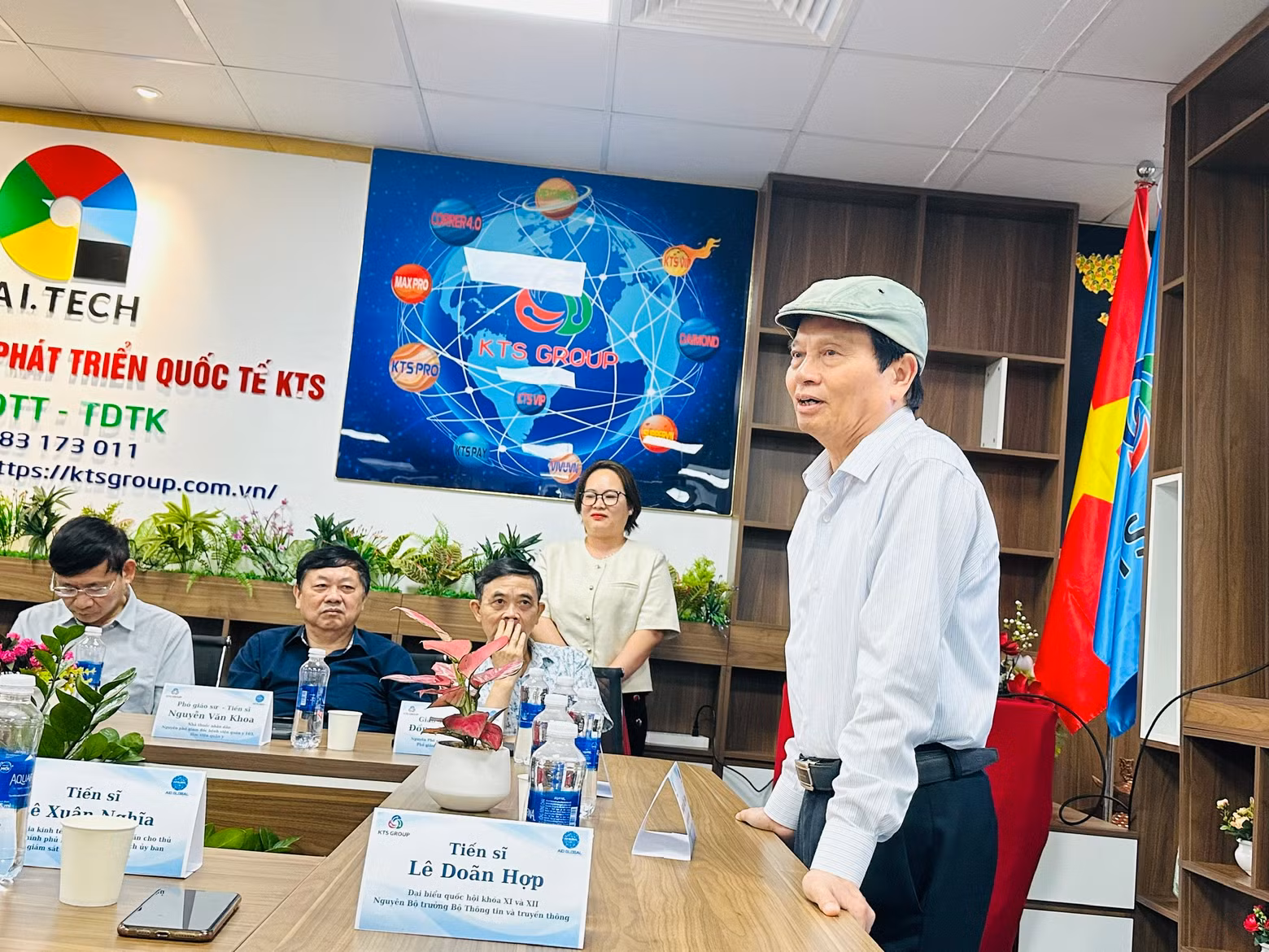 Former Minister of Information and Communications Le Doan Hop speaks at the ceremony.