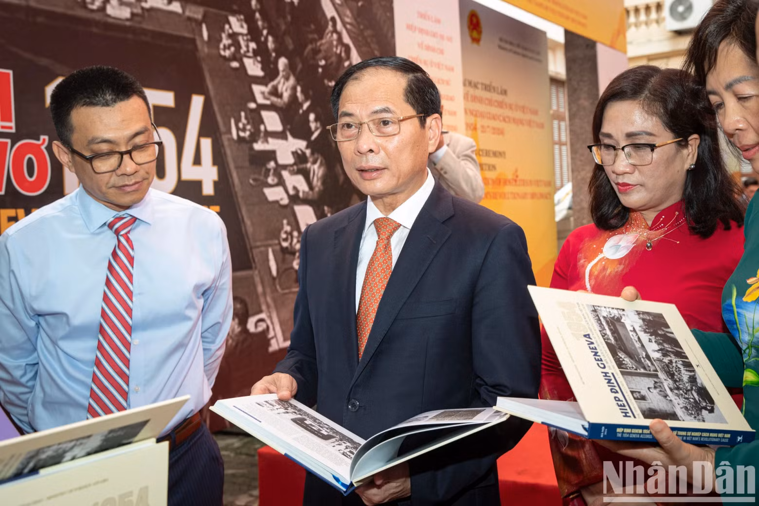 The delegates visit the exhibition. (Photo: NDO) The delegates visit the exhibition. (Photo: NDO)