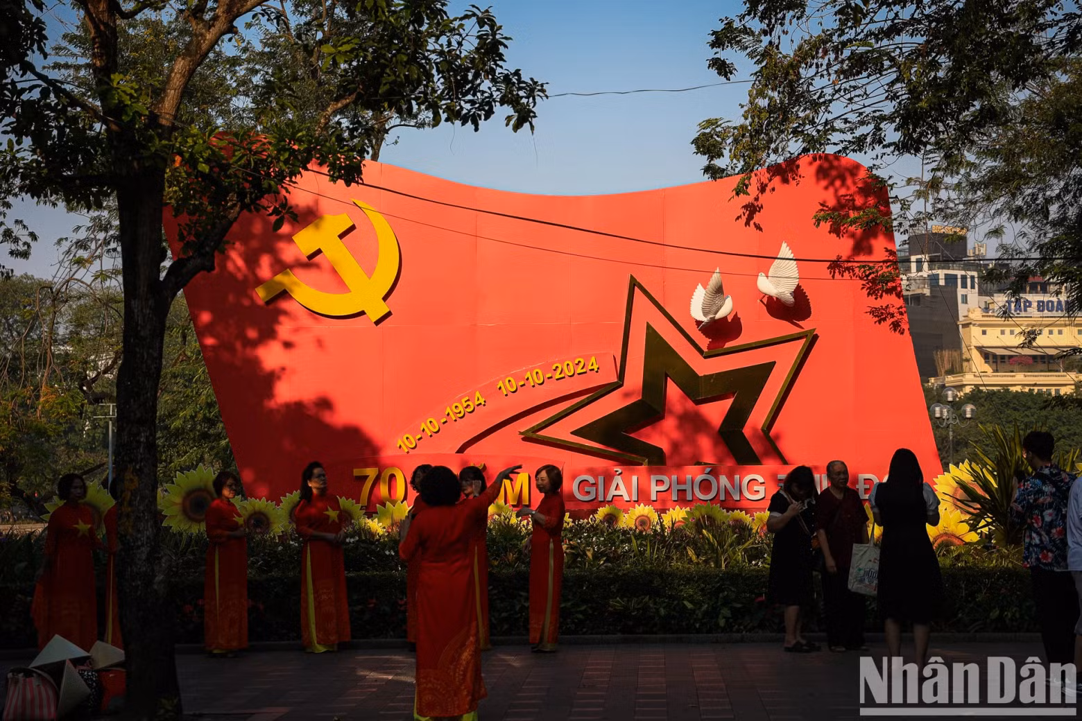 Today on October 10, Hanoi is filled with golden sunshine, bringing a warm and cheerful atmosphere to celebrate this special anniversary.