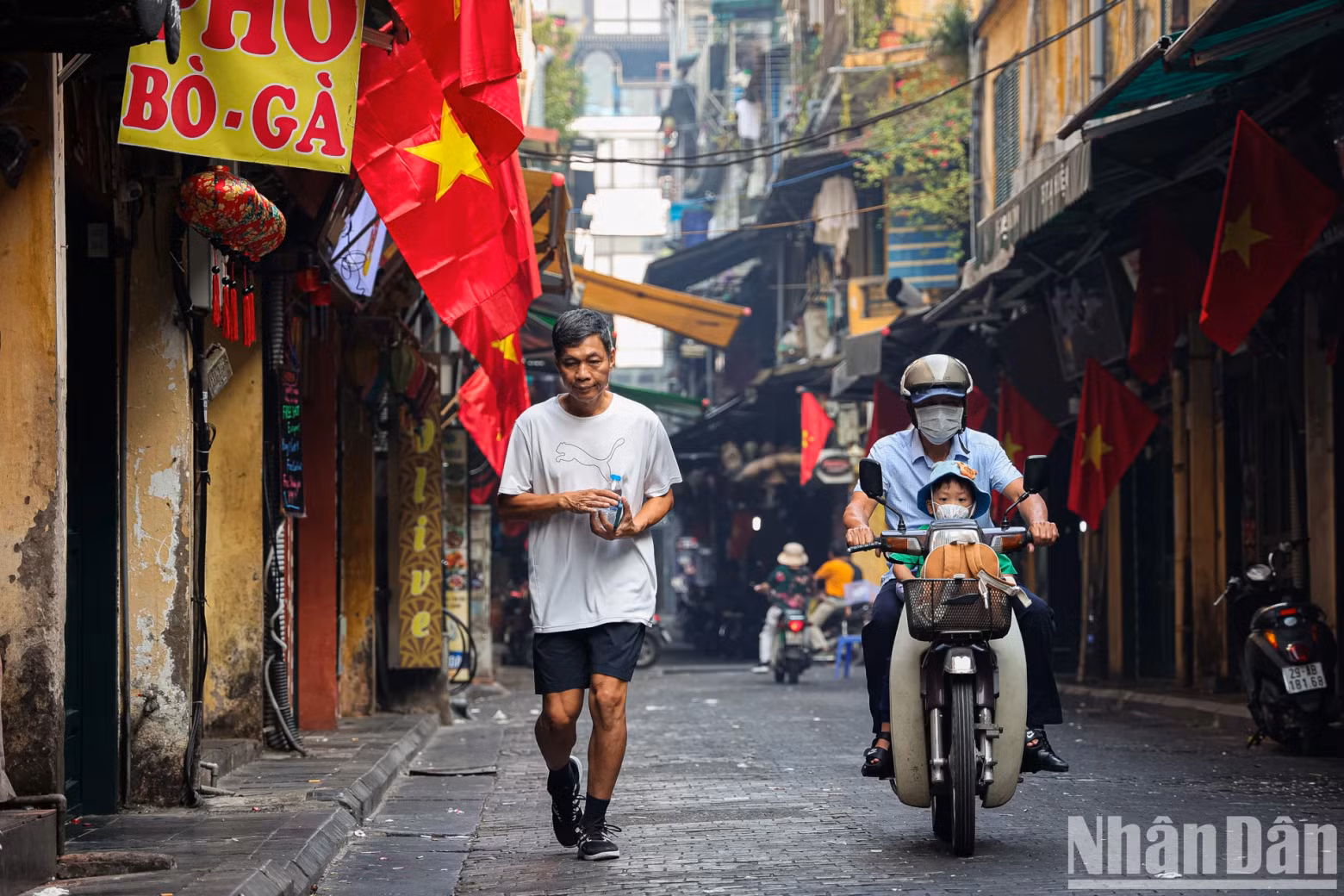 Ta Hien Street is no longer as lively as usual and residents jog and enjoy the pleasant autumn air.