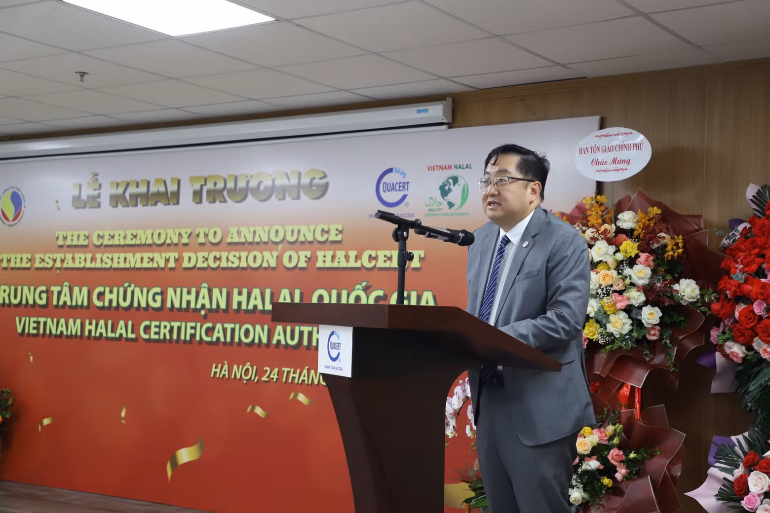 Dato Tan Yang Thai delivers a speech at the ceremony.