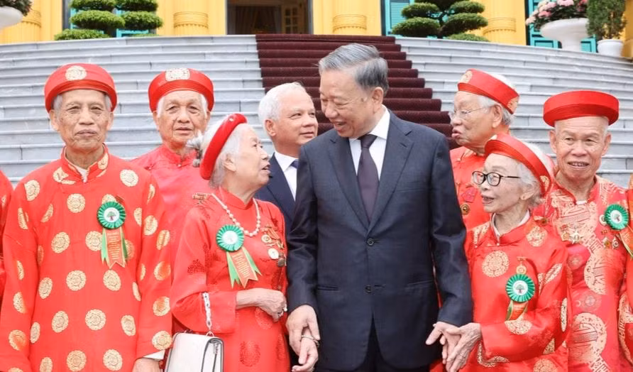 President To Lam and the elderly at the meeting. (Photo: VNA)