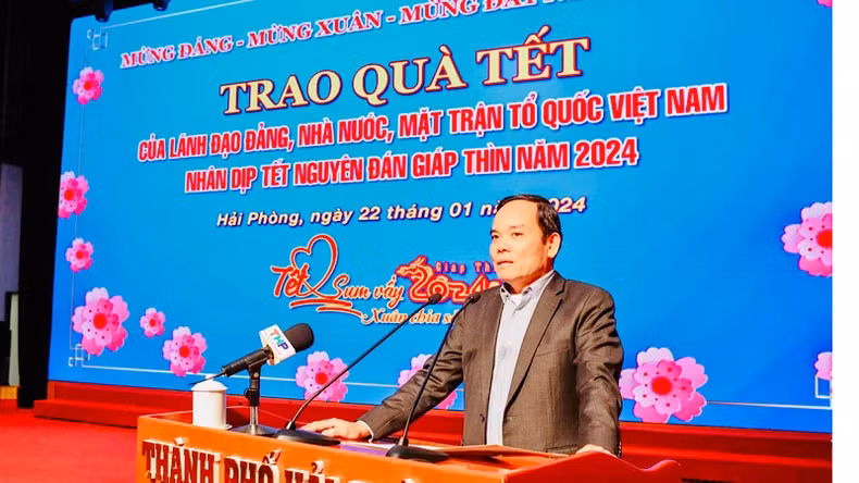 Deputy PM Tran Luu Quang speaks at the programme.