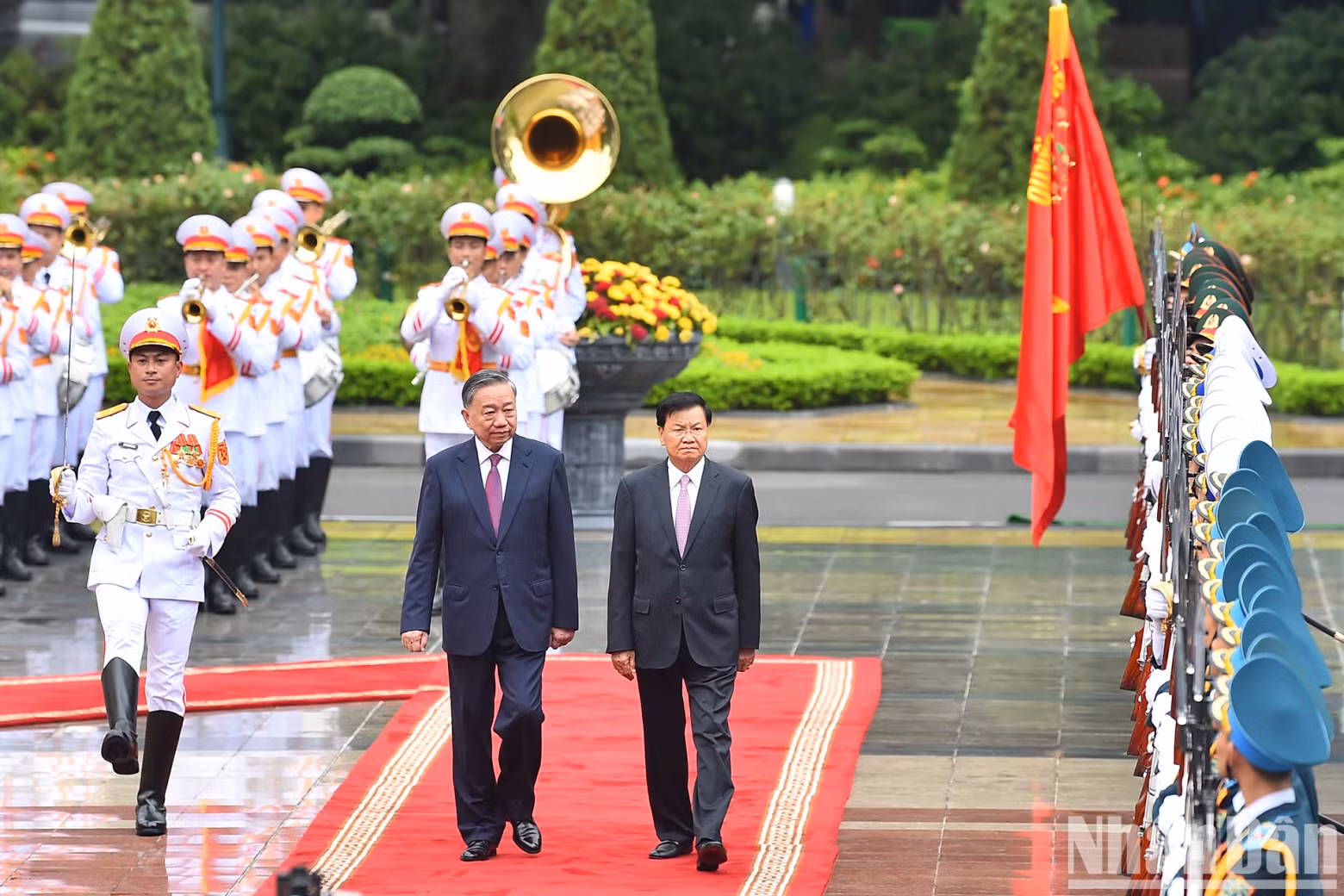 The two top leaders review the guard of honour.
