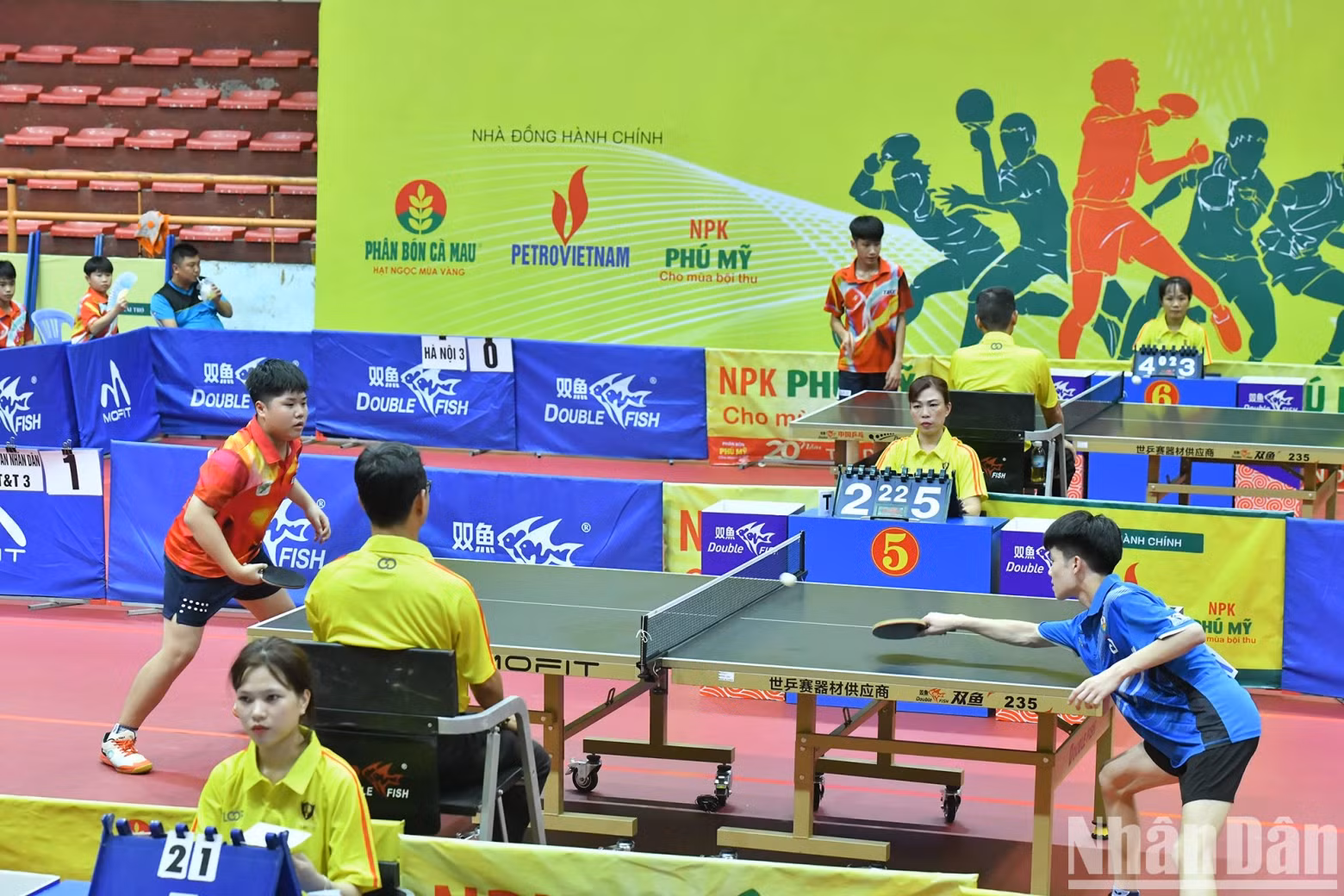 The players are competing fiercely to bring their team to the quarterfinals of the men's and women's team events. The players are competing fiercely to bring their team to the quarterfinals of the men's and women's team events.