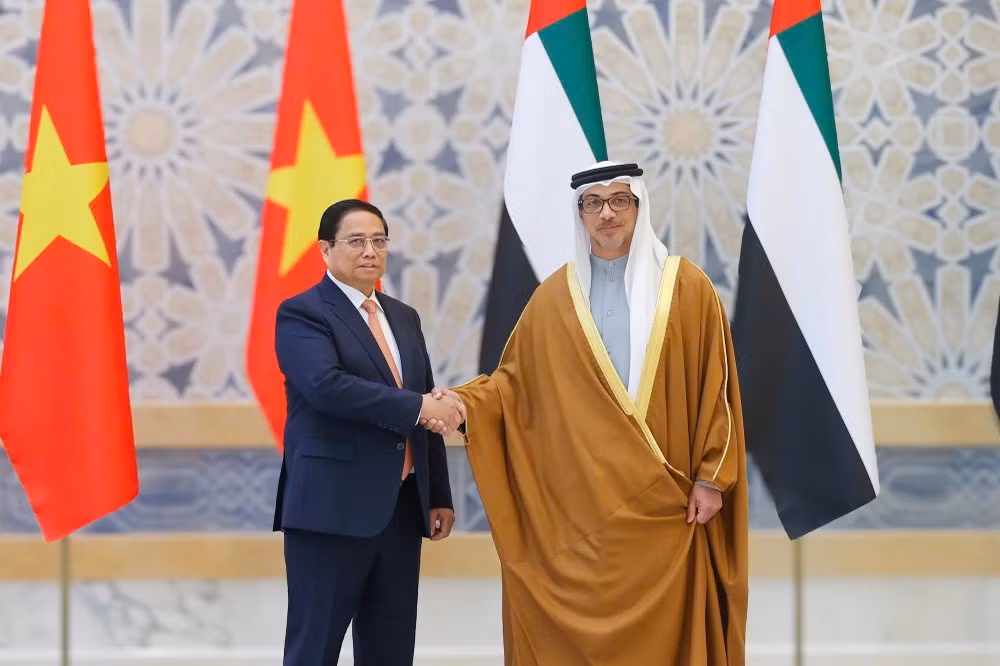 Prime Minister Pham Minh Chinh (L) and Vice President of the United Arab Emirates (UAE) Sheikh Mansour bin Zayed Al Nahyan at the official welcome ceremony. (Photo: VNA) Prime Minister Pham Minh Chinh (L) and Vice President of the United Arab Emirates (UAE) Sheikh Mansour bin Zayed Al Nahyan at the official welcome ceremony. (Photo: VNA)