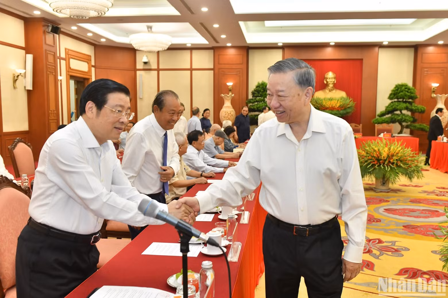Party General Secretary and President To Lam with the delegates attending the meeting.