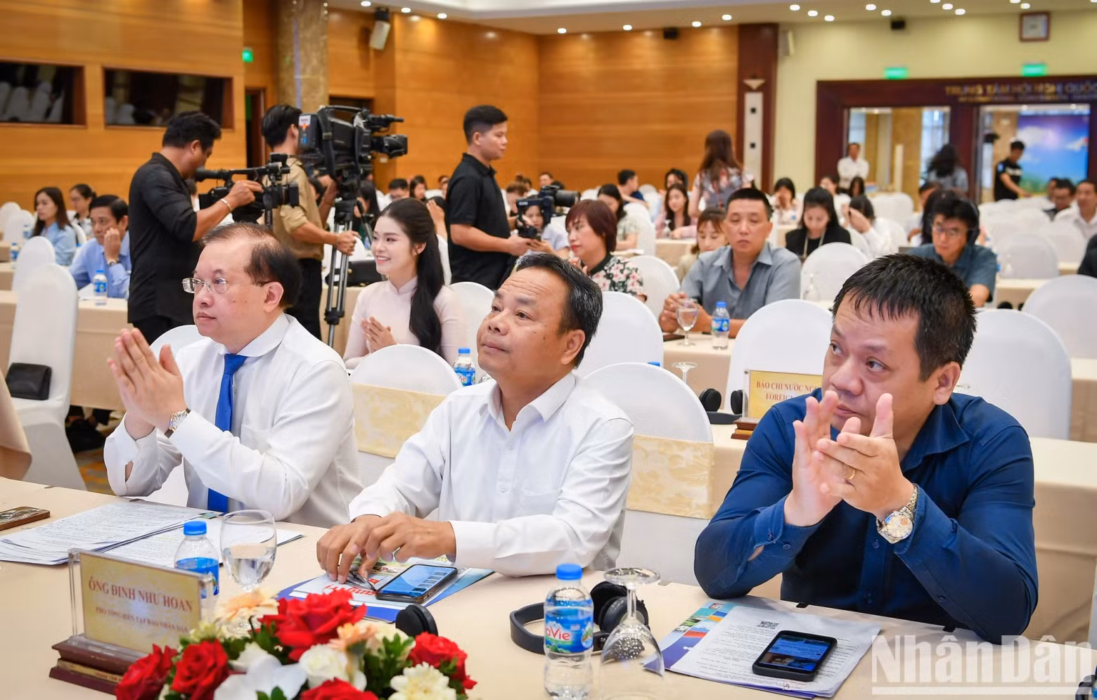 Deputy Editor-in-chief of Nhan Dan Newspaper Dinh Nhu Hoan attends the press conference.