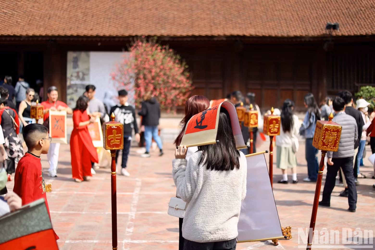 The weather in Hanoi was warm and sunny yesterday, creating a favourable condition for people to travel and enjoy the beautiful atmosphere of the capital.