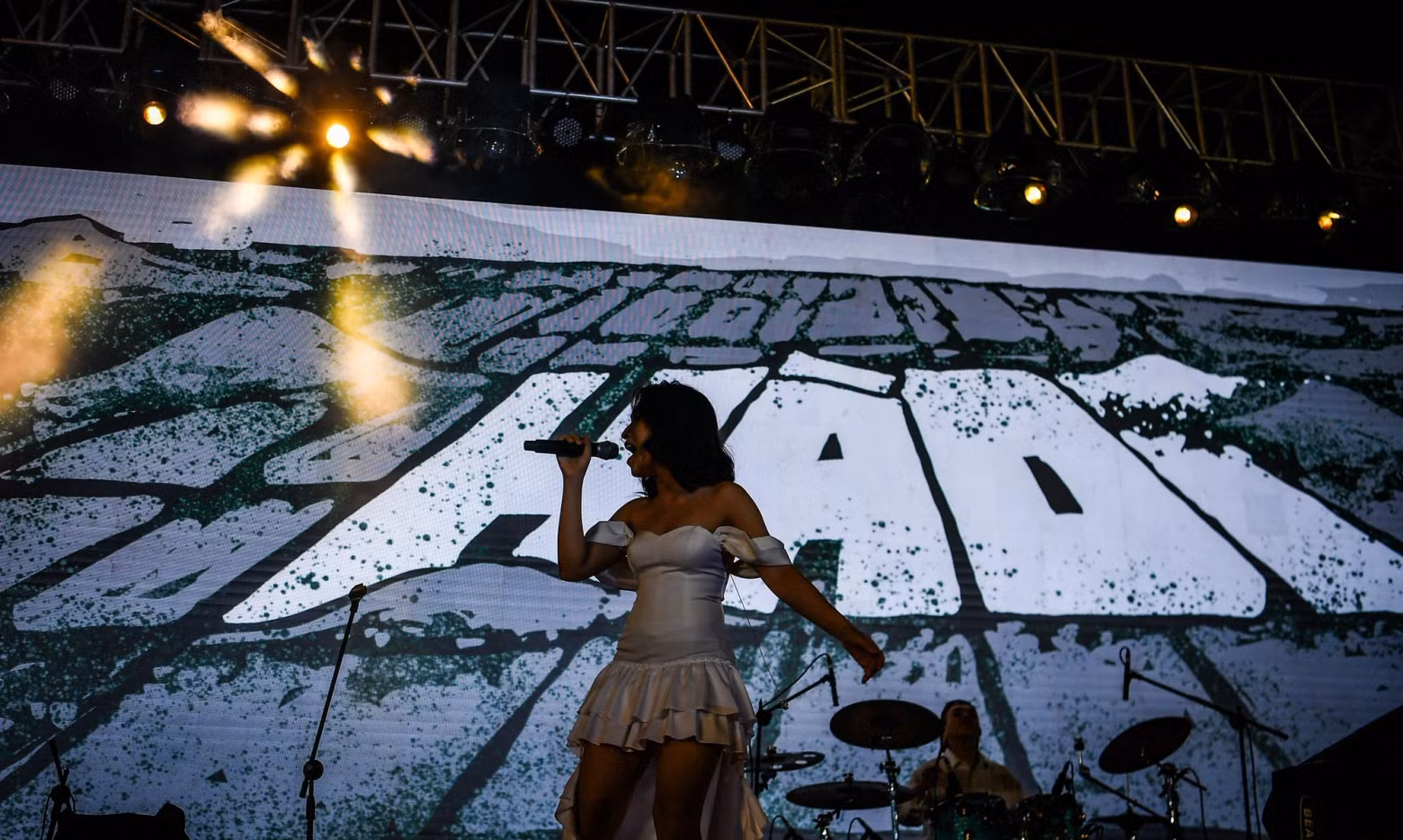 The appearance of a rock show at the National Press Festival causes excitement and surprise among many people.