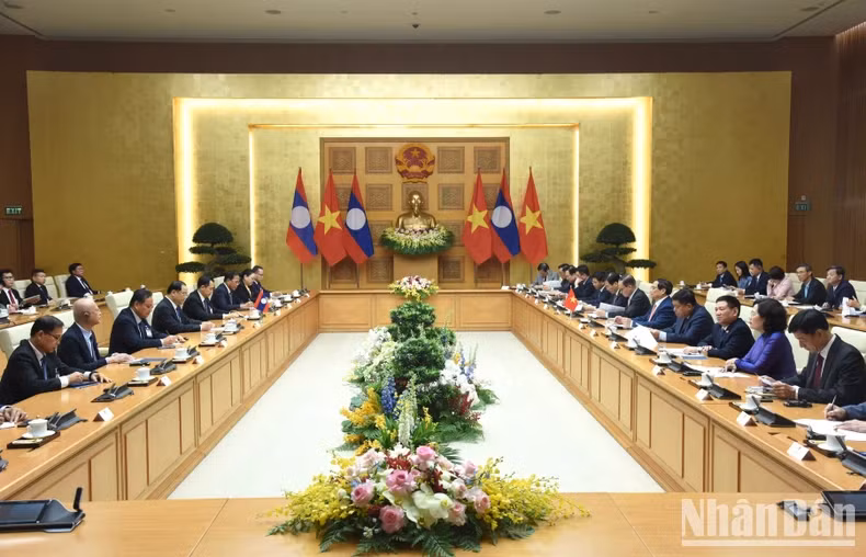 The meeting between PM Pham Minh Chinh and Lao PM Sonexay Siphandone in Hanoi on April 22 (Photo: VNA)