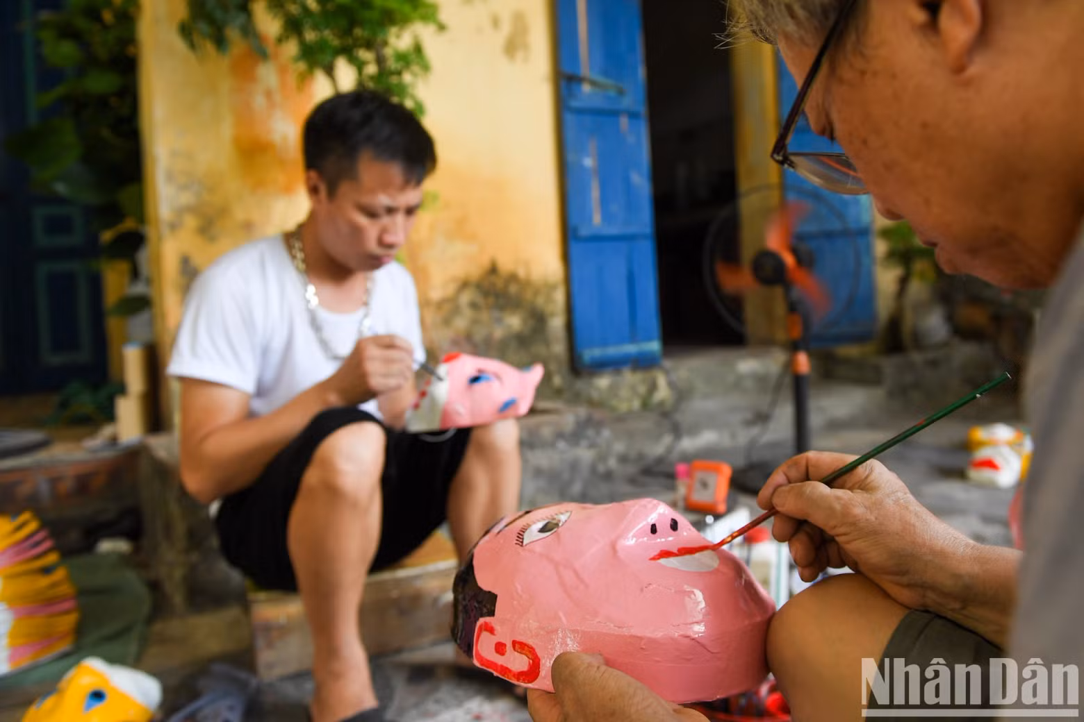 The Mid-Autumn Festival toys from Ong Hao Village are handcrafted with natural materials such as bamboo, rattan, paper, and cardboard. The process is meticulous and labour-intensive, as all stages are conducted by hand.