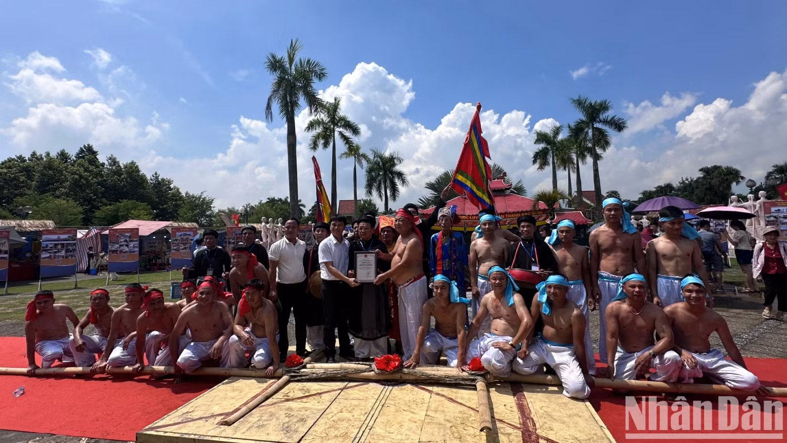 The organising committee presents certificates to the tug-of-war teams of Huu Chap Village.