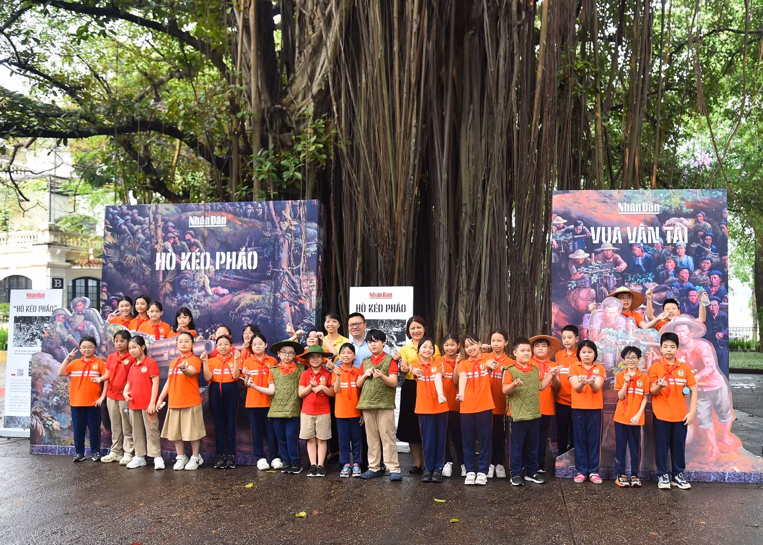 Member of the Party Central Committee (PCC) and Deputy Head of the PCC’s Commission for Communications and Education, Le Quoc Minh, who is also Editor-in-Chief of Nhan Dan Newspaper and Chairman of the Vietnam Journalists’ Association and the leader of the panorama supplement on Dien Bien Phu Campaign project, pose for a photo with students who experienced the panorama at Nhan Dan Newspaper’s headquarters. Member of the Party Central Committee (PCC) and Deputy Head of the PCC’s Commission for Communications and Education, Le Quoc Minh, who is also Editor-in-Chief of Nhan Dan Newspaper and Chairman of the Vietnam Journalists’ Association and the leader of the panorama supplement on Dien Bien Phu Campaign project, pose for a photo with students who experienced the panorama at Nhan Dan Newspaper’s headquarters.