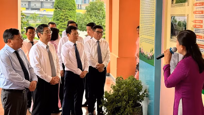 Delegations visit the special exhibition “The names, aliases, and pen names of President Ho Chi Minh”.