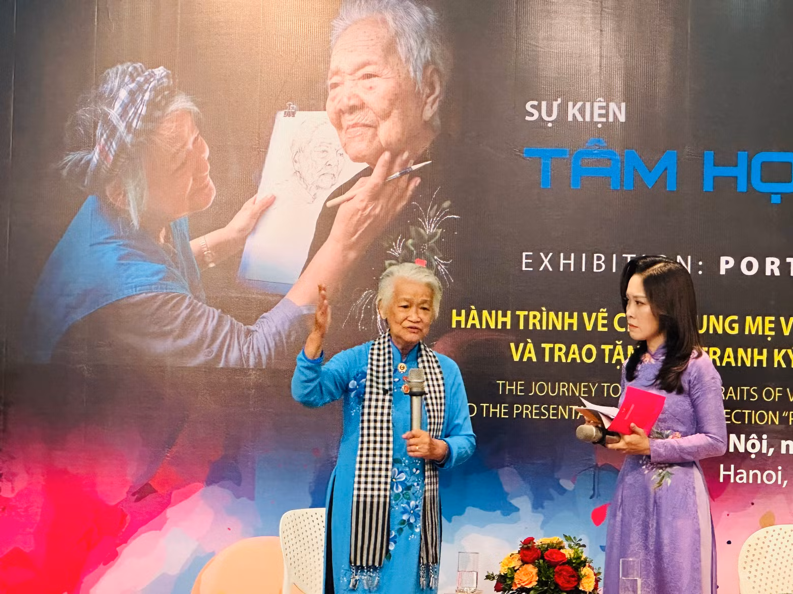 Painter Dang Ai Viet (L) at the event.