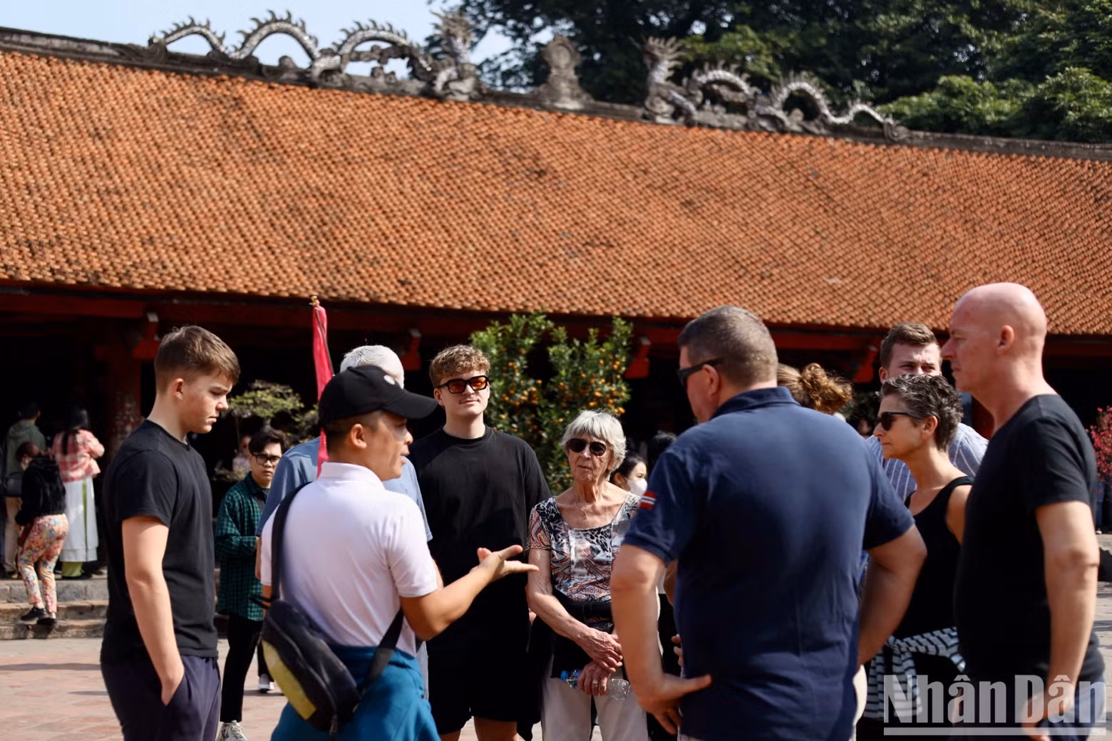 A large number of international tourists visited the Temple of Literature on the third day of the first lunar month.