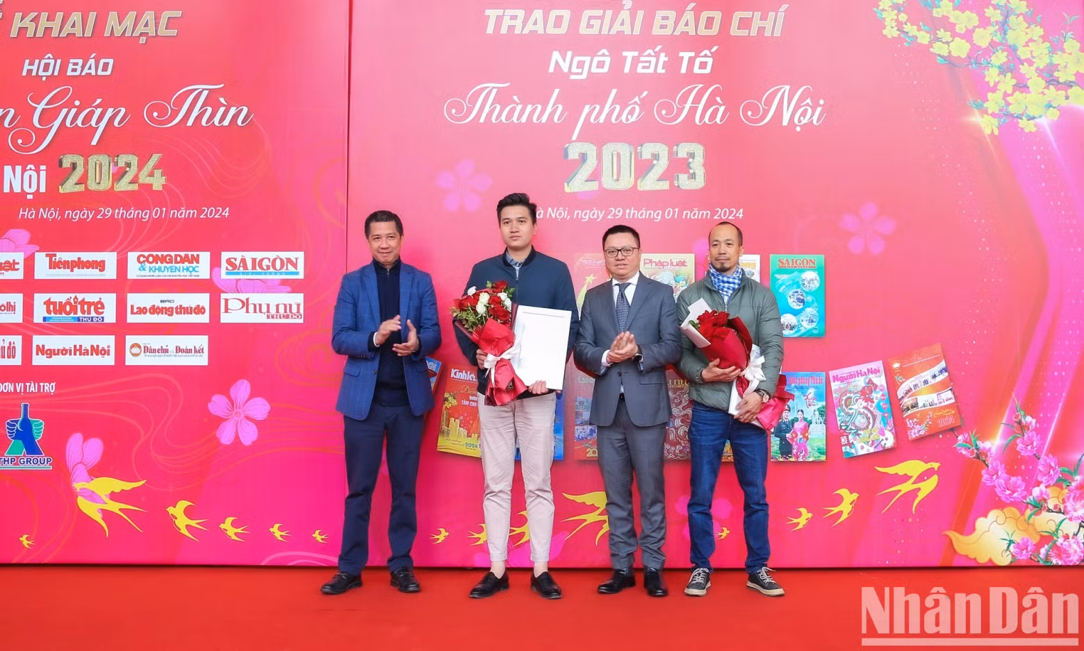 Member of the PCC, Editor-in-chief of Nhan Dan Newspaper, Head of the PCC’s Commission for Communications and Education, and Chairman of Vietnam Journalists’ Association, Le Quoc Minh presents a special prize to Hanoi Radio Television.