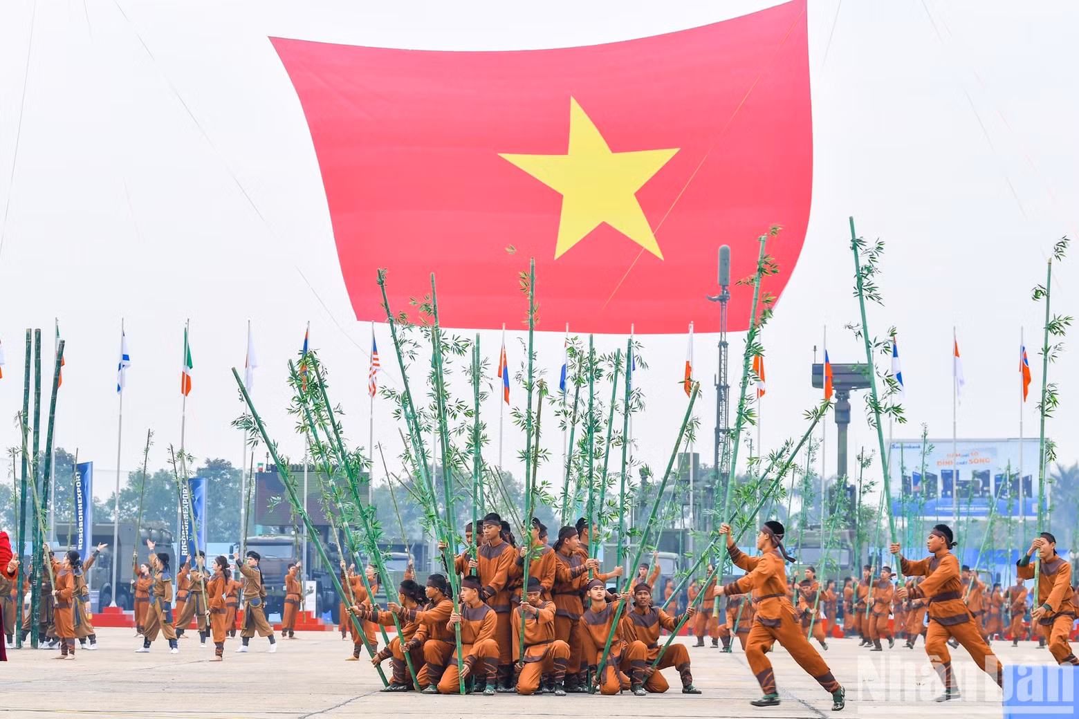 The opening features a spectacular artistic performance by artists within and outside the army.