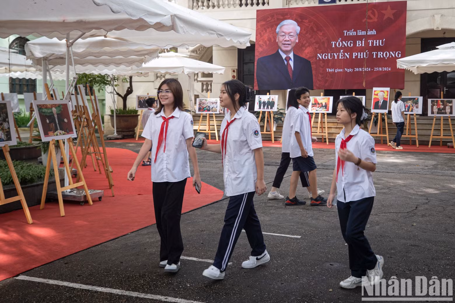 Students from Hoan Kiem Secondary School view the exhibition.