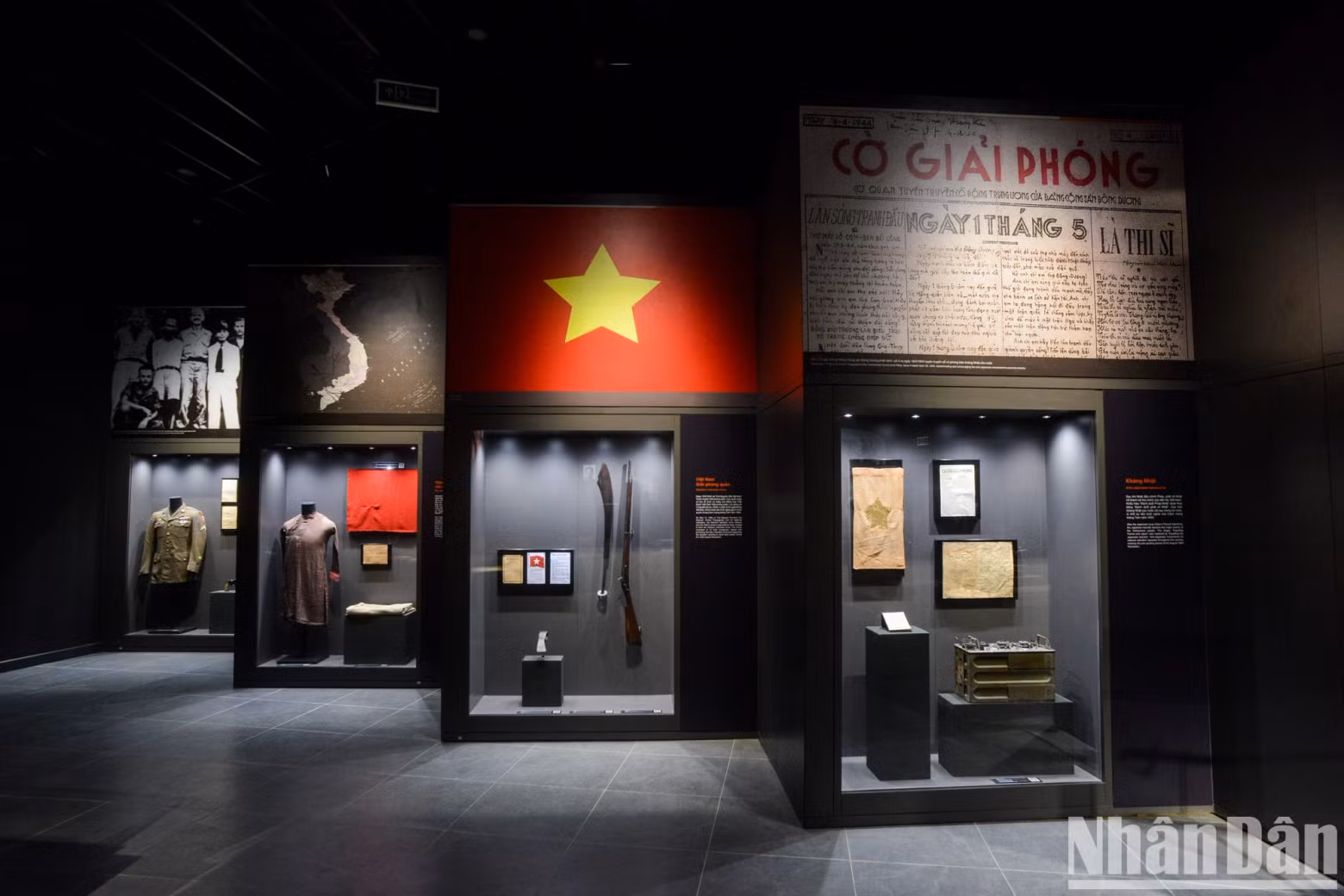 The museum is not merely a facility for displaying war history but also creates a communal space for visitors to interact and experience the struggle for national independence by the heroic Vietnam People's Army.