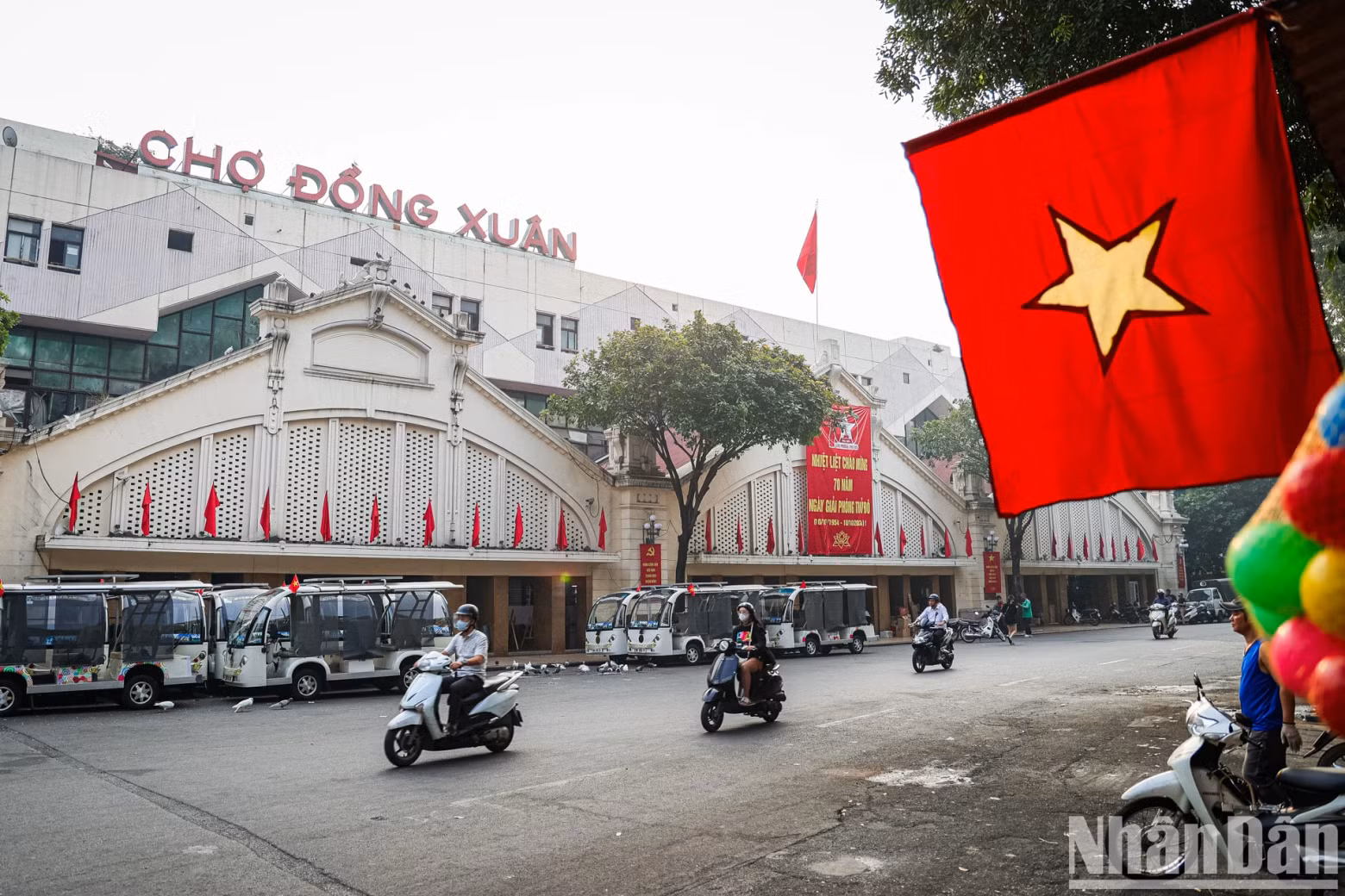 Dong Xuan Market, which is usually crowded and bustling, is truly peaceful on the morning of October 10.
