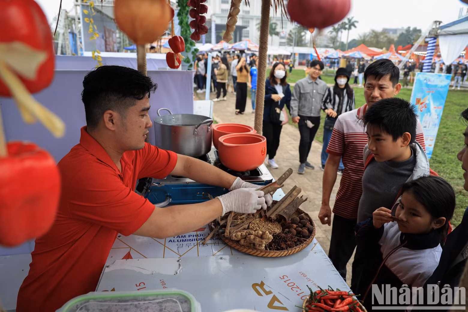 People learn about the ingredients in a bowl of Panax vietnamensis ‘pho’.
