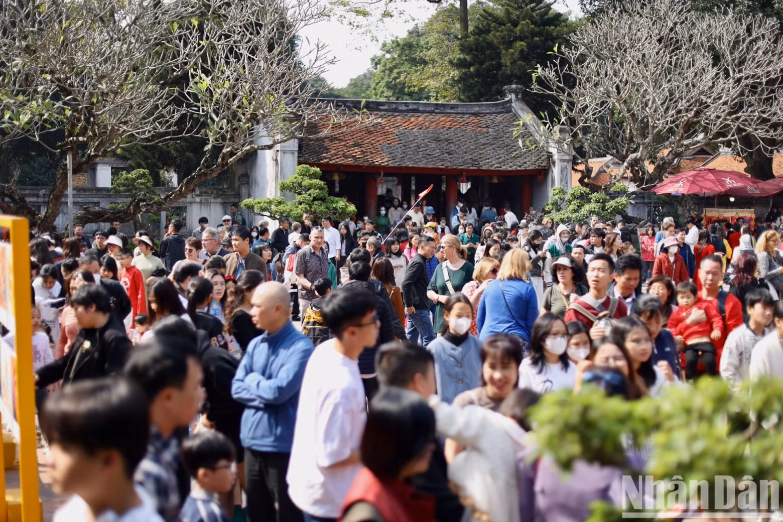 As noon approaches, the number of people flocking to the Temple of Literature becomes more crowded.