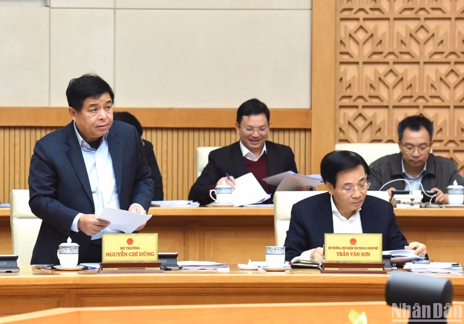 Minister of Planning and Investment Nguyen Chi Dung made a report on the country’s socio-economic situation in January.