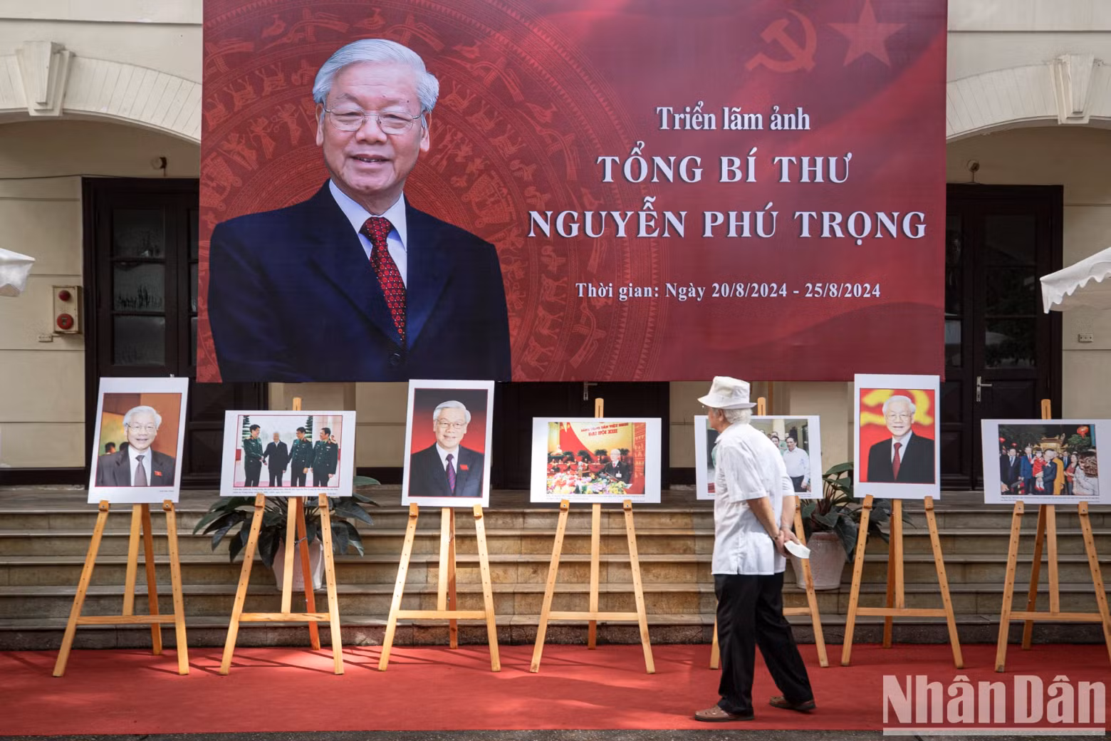 The exhibition features 44 impressive photos on the late Party leader's life and career across different periods and areas.