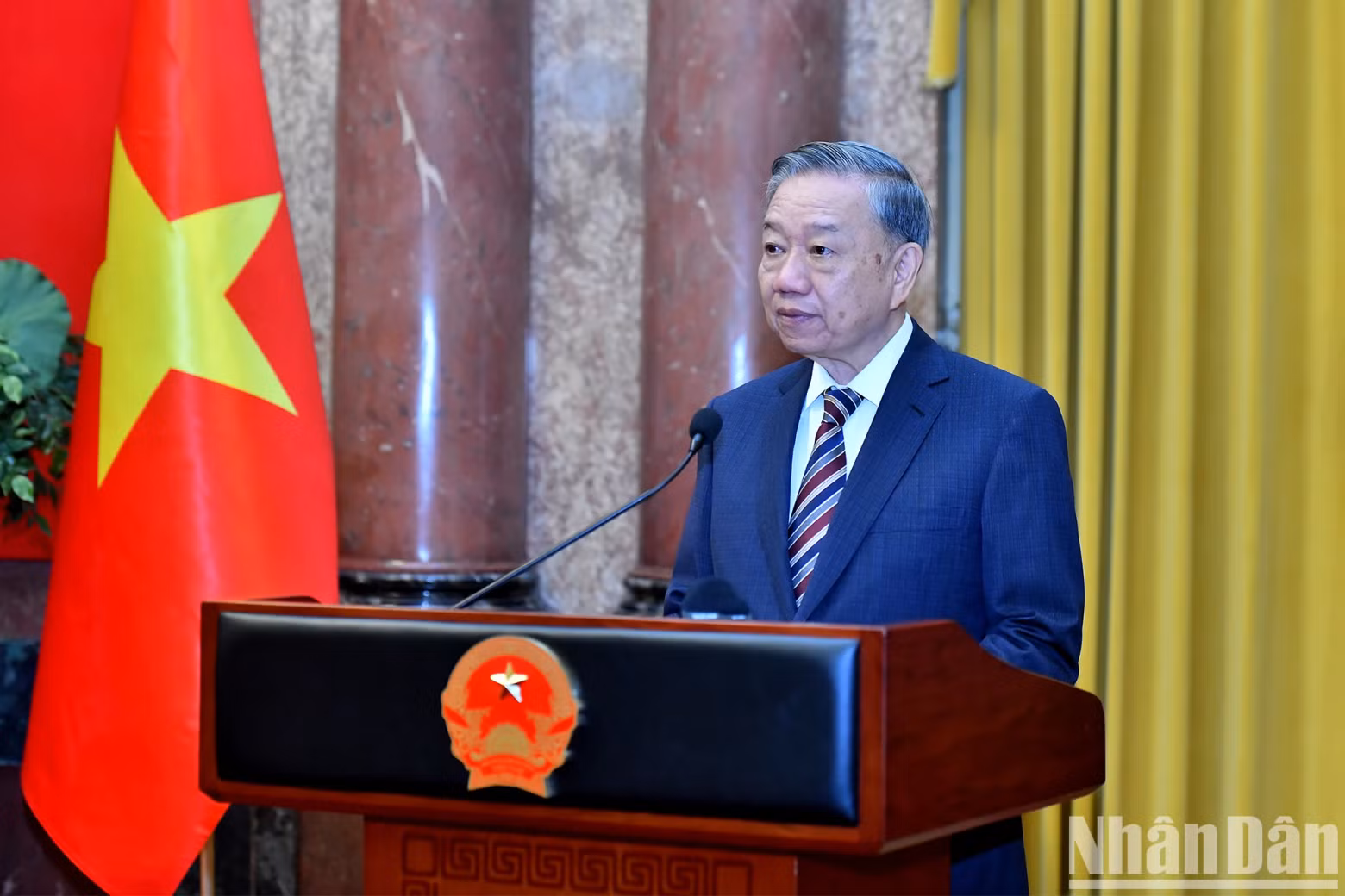General Secretary and President To Lam delivers a speech assigning duties to Deputy Prosecutor General Ho Duc Anh.