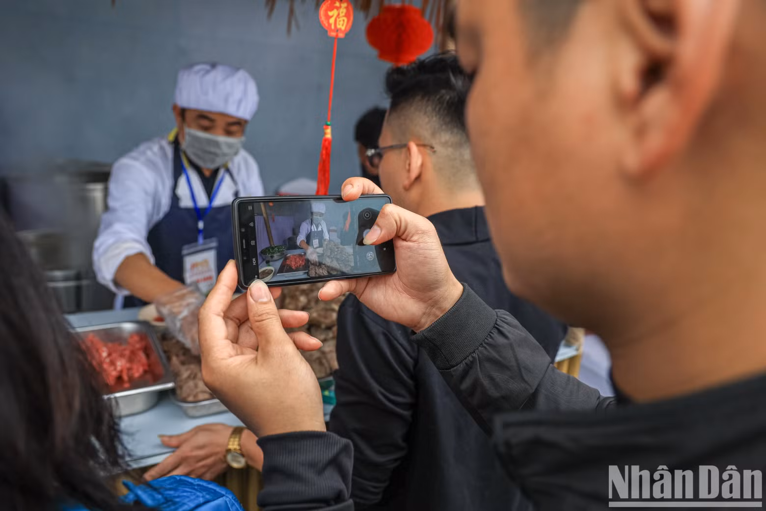 People record the process of preparing a bowl of pho with ribs.