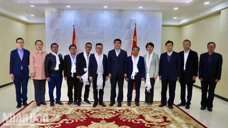 Nhan Dan Newspaper’s delegates pose for a photo with leaders of the Xizang Autonomous Region.