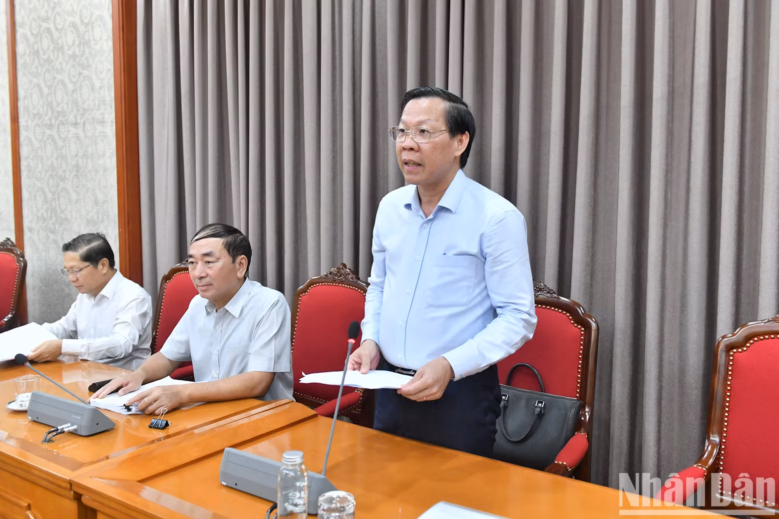 Chairman of Ho Chi Minh City People’s Committee Phan Van Mai presents a report at the meeting.