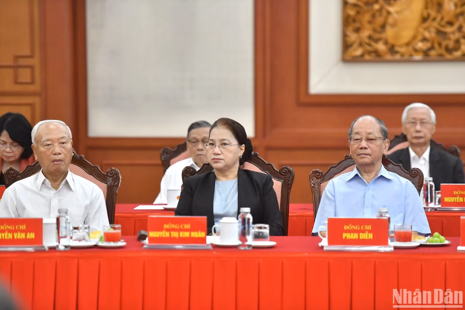 Former Party and State leaders attend the meeting