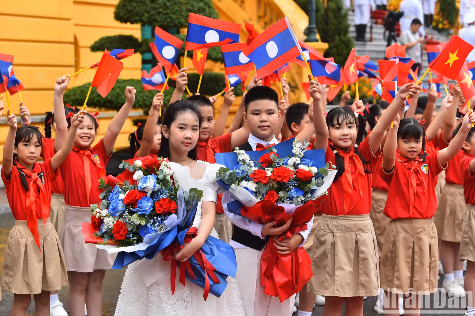 Hanoi children welcome General Secretary of the LPRP Central Committee and President of Laos Thongloun Sisoulith and his spouse, along with the accompanying high-level delegation, during their visit to Vietnam.