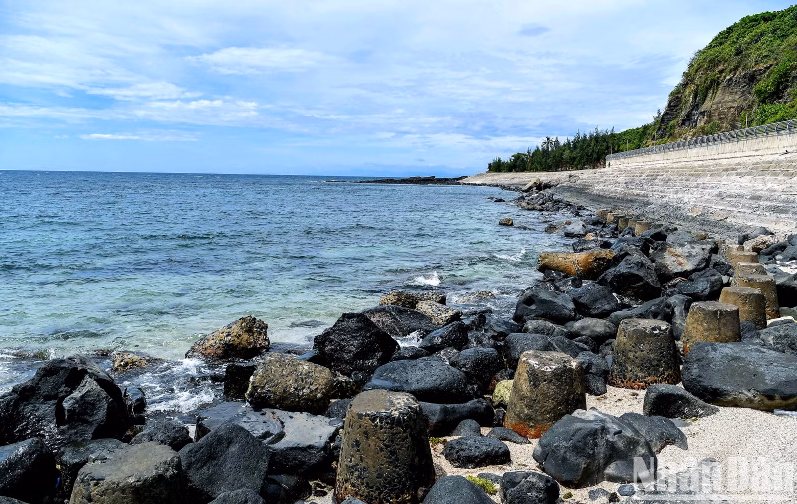 Upon arriving at Con Co, visitors can admire the pure blue sea surrounding the island. The coastline around the island is lined with breakwaters, revealing unique and distinctive basalt rock formations.