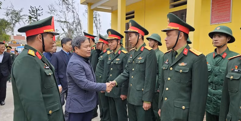 Secretary of Quang Ninh Provincial Party Committee visits and inspects the maritime border protection at Co To Island Battalion and Brigade 242.