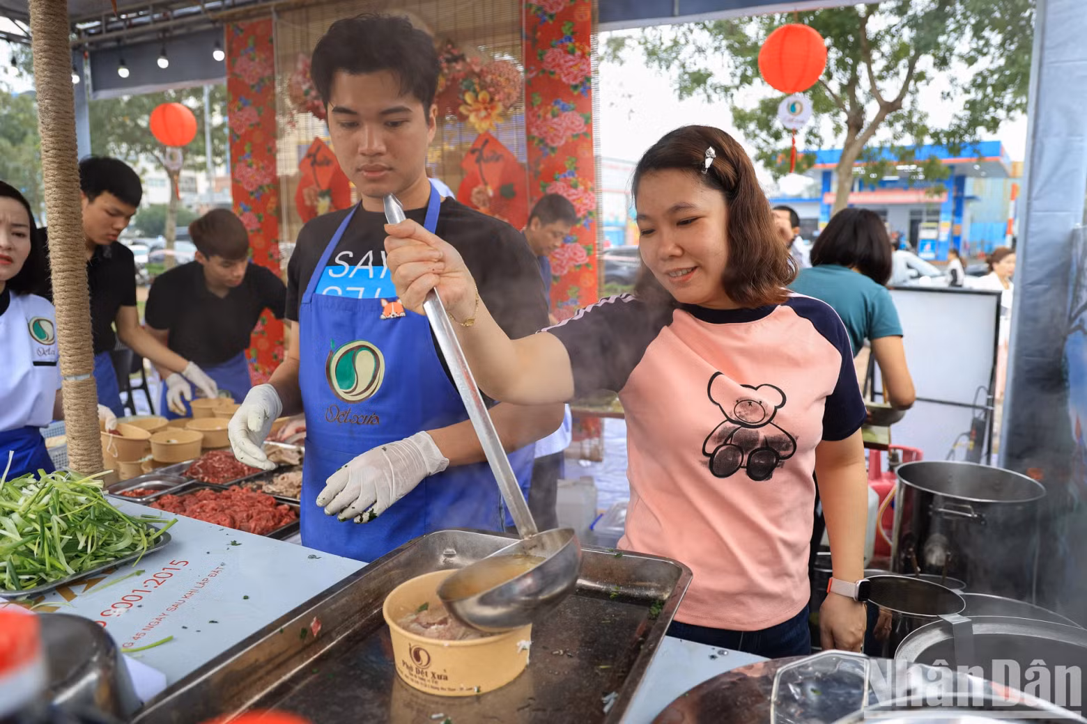A chef from the ‘Pho Det Xua’ Restaurant said they sold nearly a hundred bowls of ‘pho’ within just one hour.