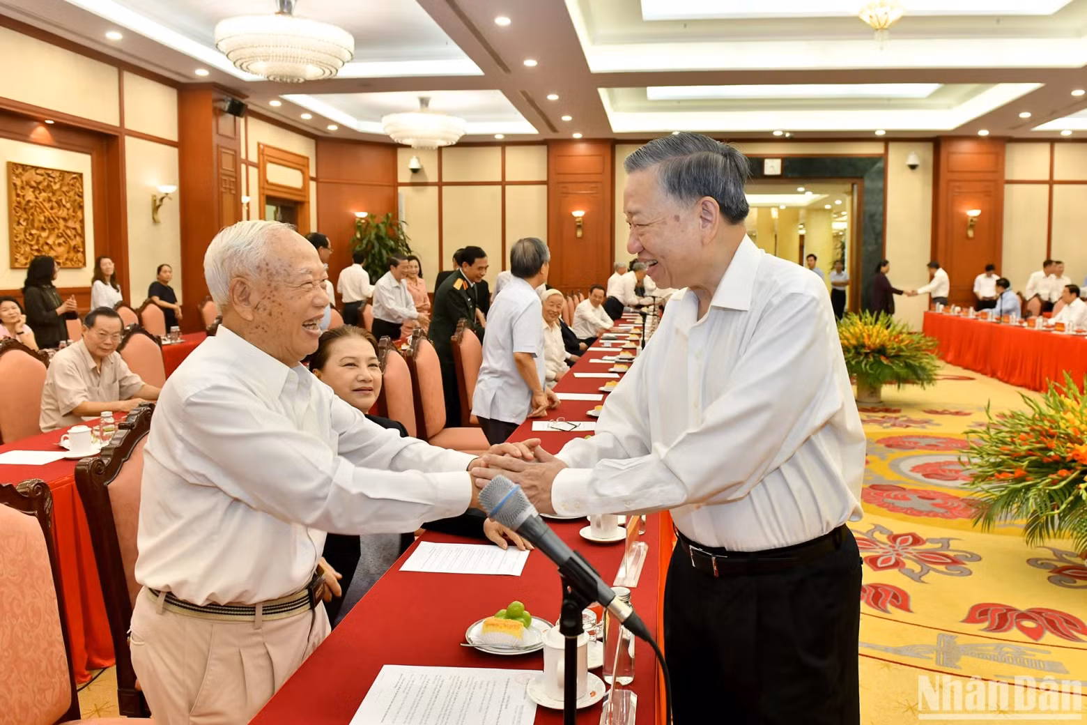 Top leader To Lam shakes hands with the delegates attending the event.