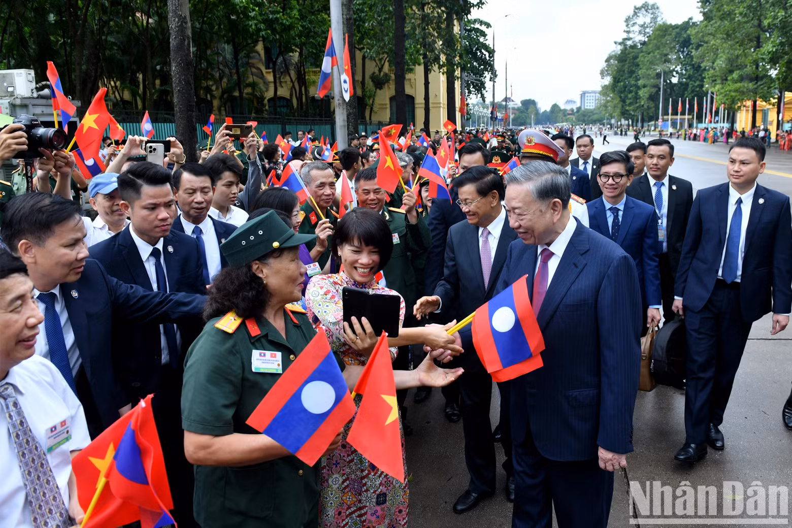 The veterans and citizens of Hanoi enthusiastically greet the two top leaders.
