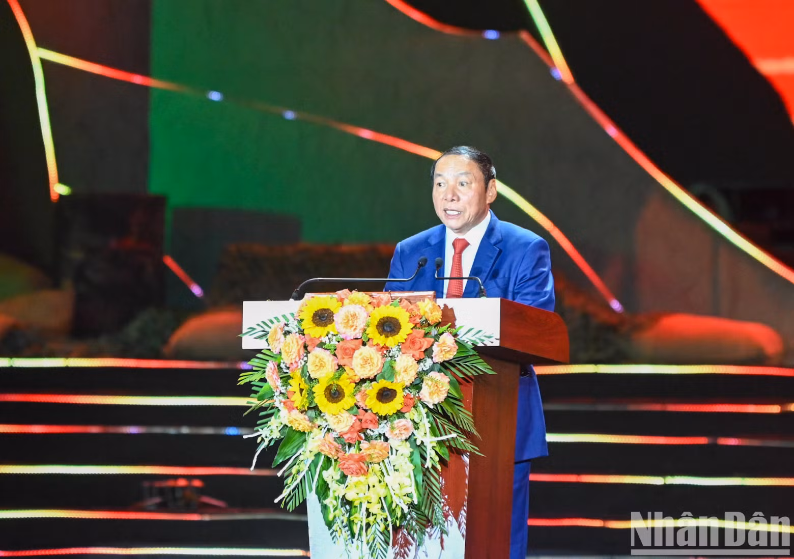 Speaking at the ceremony, Minister of Culture, Sports and Tourism Nguyen Van Hung affirmed that the Dien Bien Phu Victory has gone down in the world’s history as a glorious victory that broke through the stronghold of the colonial slavery system of imperialism.
