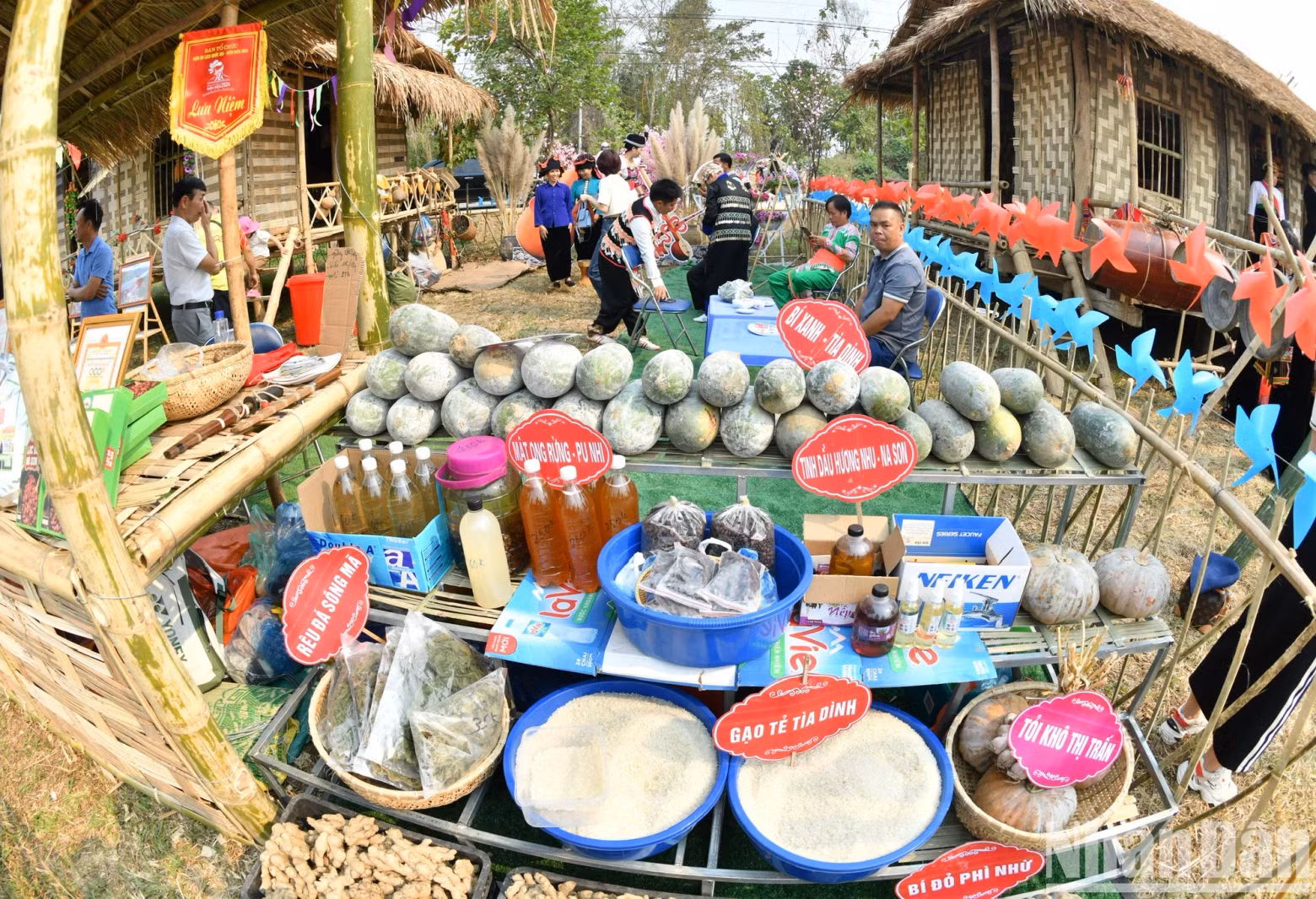 Agricultural products are introduced to tourists and local people.