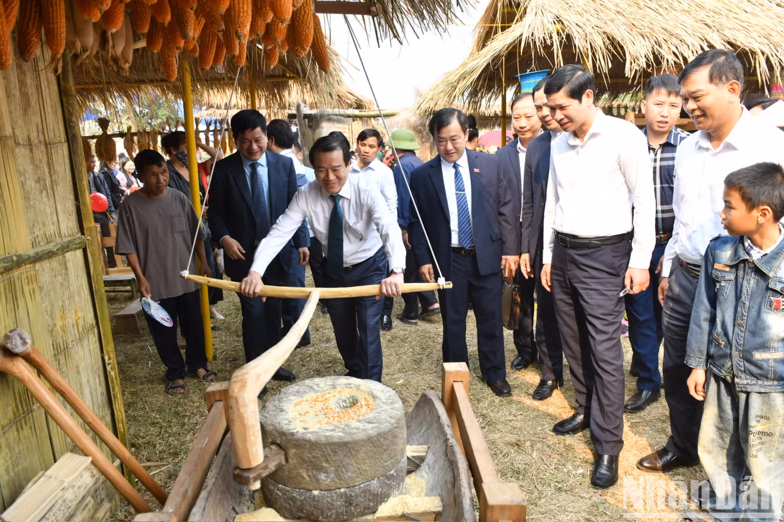 The delegates experience the daily labour activities of the Mong ethnic people.